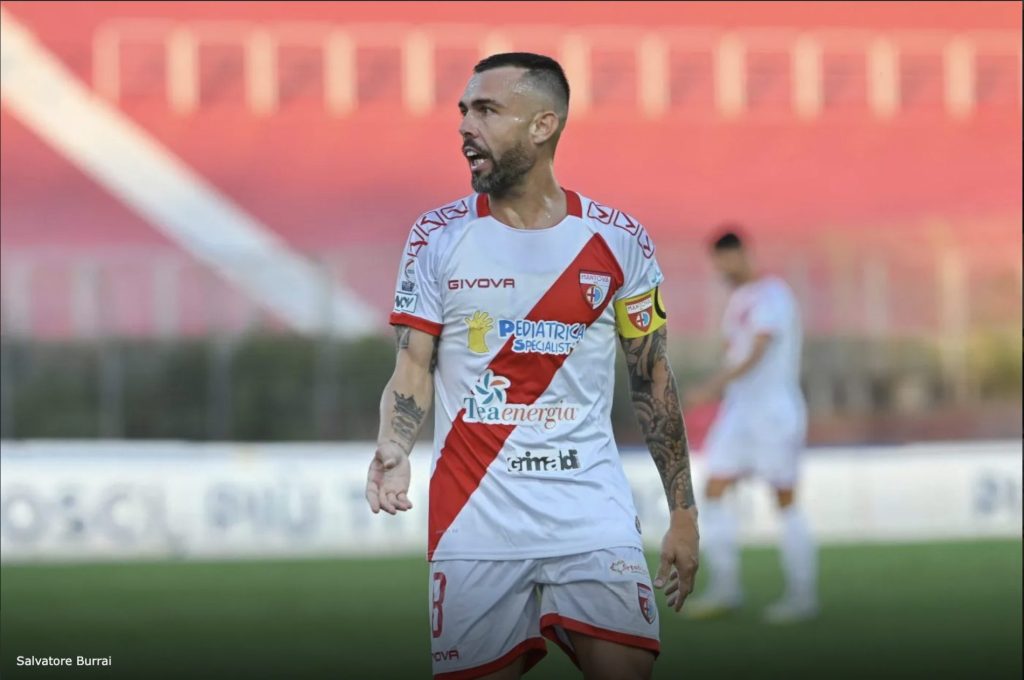 Il capitano biancorosso Burrai pronto a dettare il gioco a Cosenza