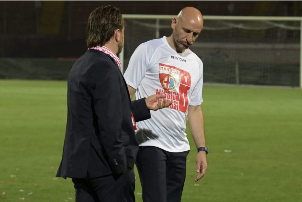 L'allenatore del Mantova Davide Possanzini a colloquio con il dt Botturi