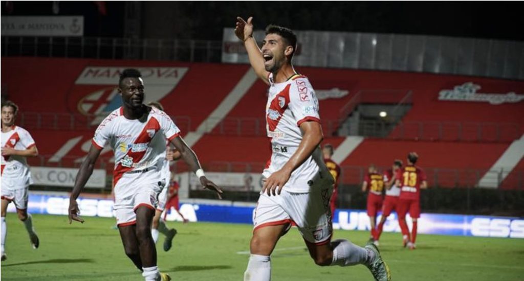 Il difensore Brignani esulta dopo un gol