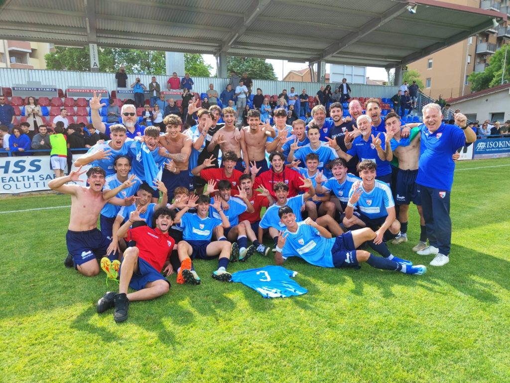 Premiazione per la Primavera del Mantova dopo la conquista della 3