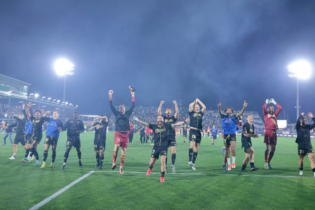 Il Venezia festeggia la conquista della finale playoff sotto la curva dei propri tifosi