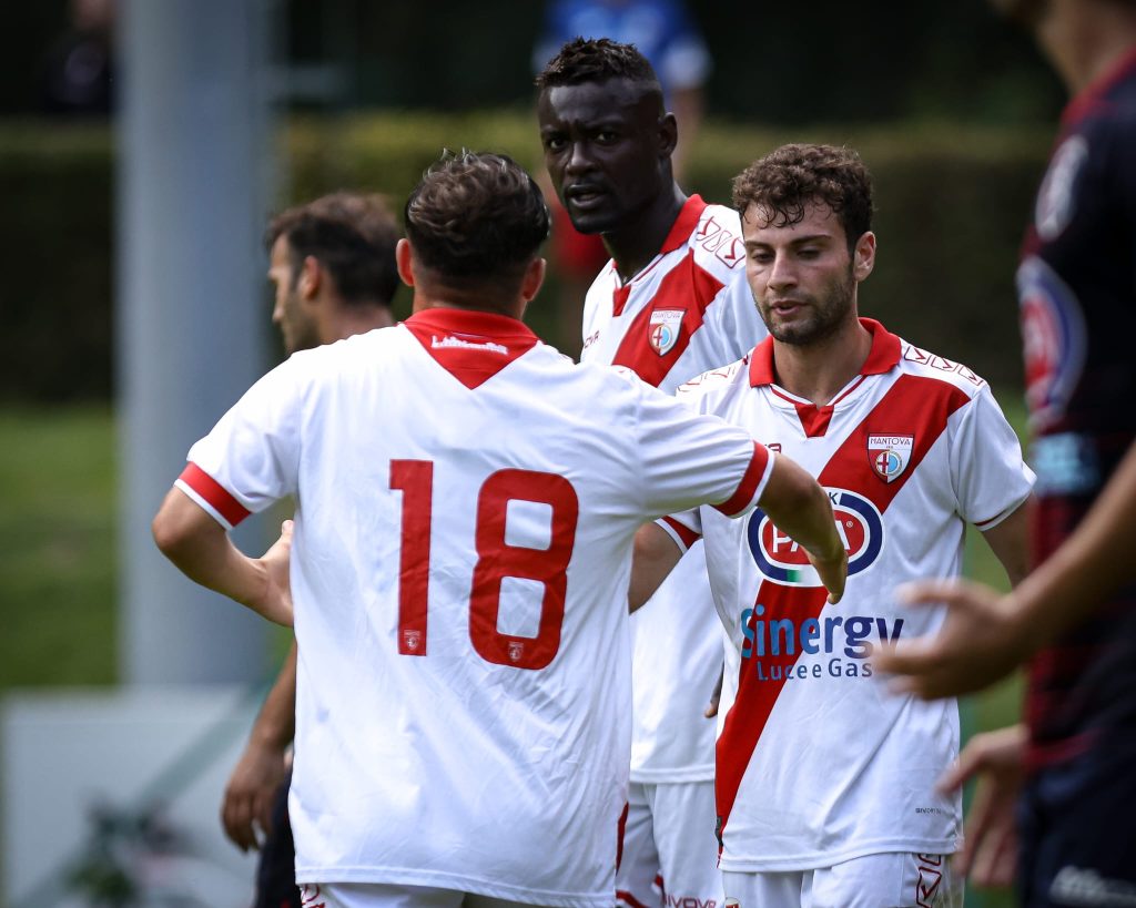 L'attaccante Francesco Ruocco mentre esulta con i compagni