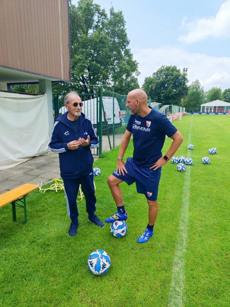 Il presidente dell'associazione italiana Arbitri, Renzo Ulivieri e mister Possanzini mentre scambiano due battute