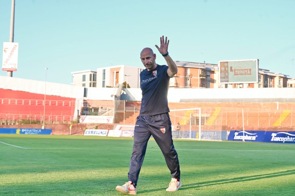 Mister Possanzini saluta i tifosi
