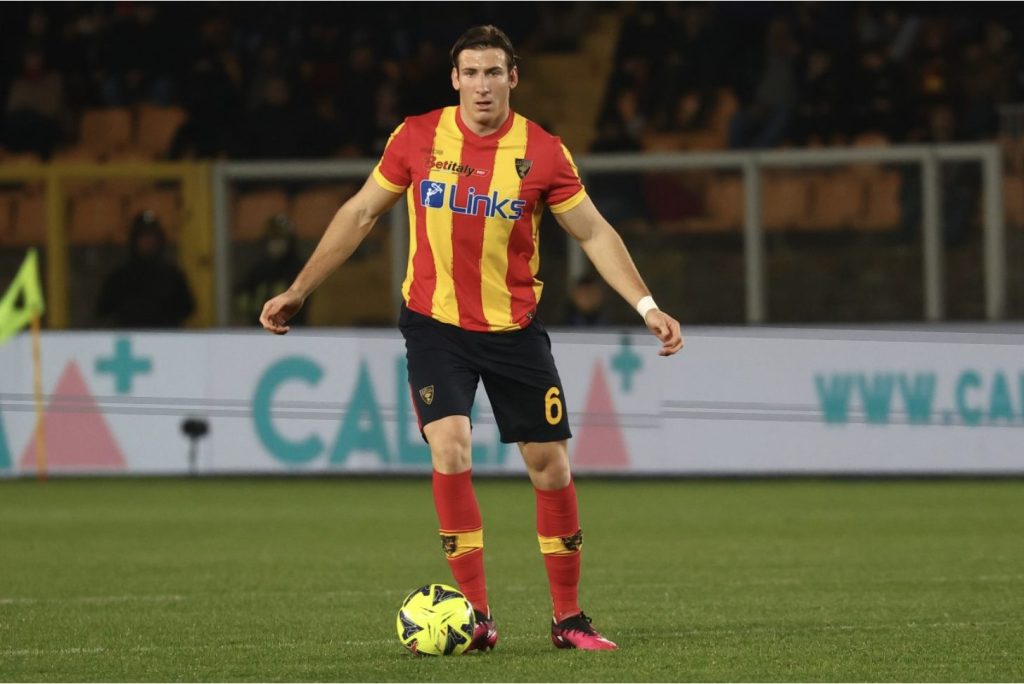 Il difensore e capitano del Lecce Federico Baschirotto