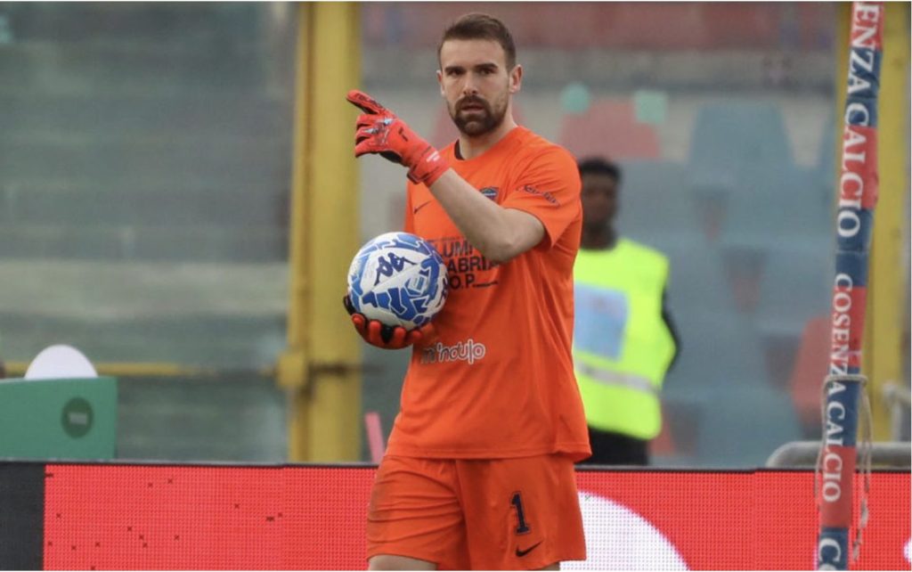 Il mantovano Alessandro Micai pronto a difendere tra i pali i colori del Cosenza, contro il Mantova