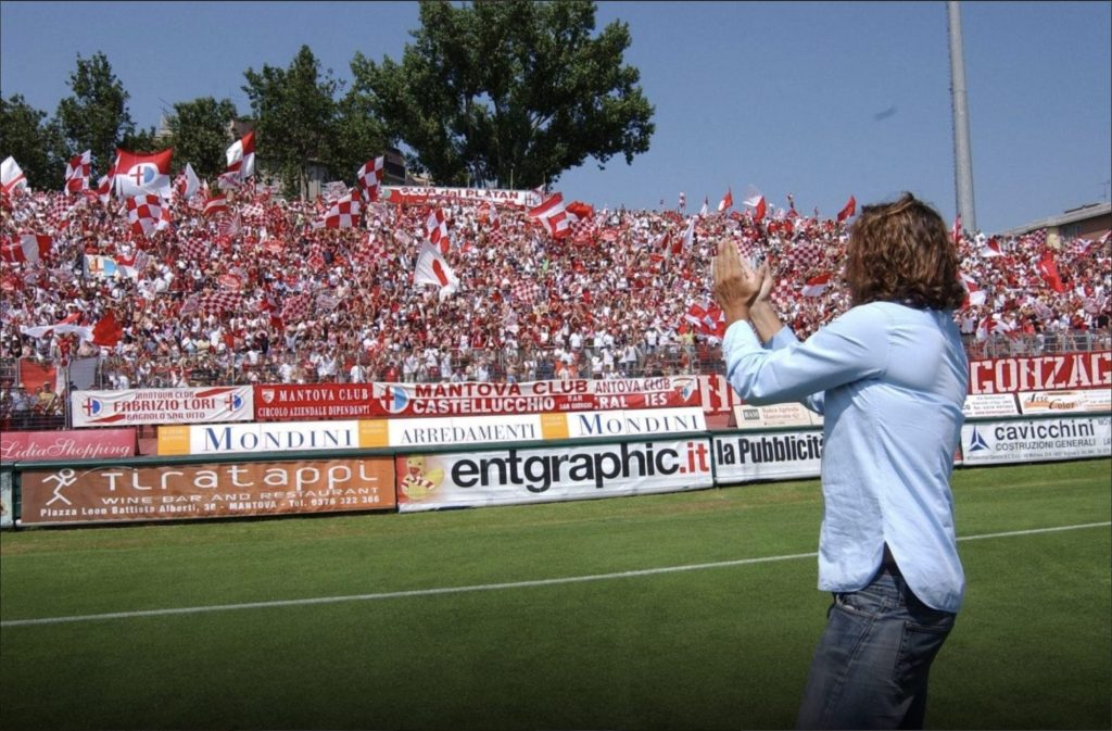 L'ex presidente biancorosso Fabrizio Lori saluta la Curva