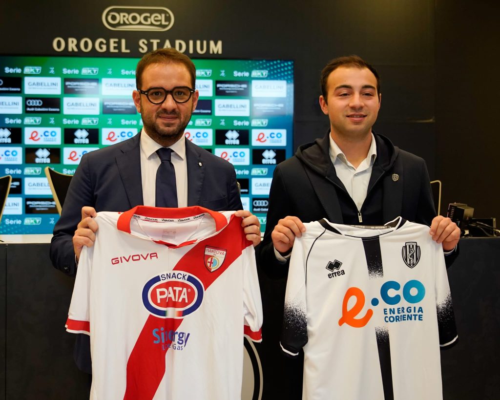 Il direttore operativo Raffa consegna la maglia da gioco del Mantova al vice presidente del Cesena, Aiello