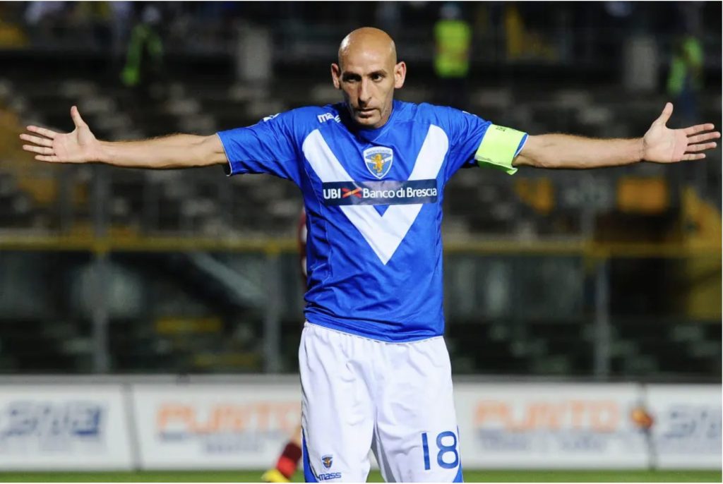 Mister Possanzini con la maglia e la fascia dal capitano al Brescia. Per lui un derby sentito