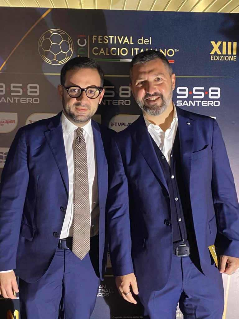Il direttore operativo Raffa e l'addetto stampa De Rosa ritirano i premi nella serata del Gran Galà