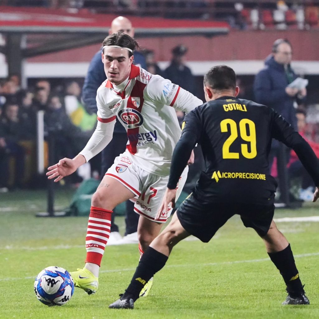 Il biancorosso Radaelli sfida il canarino Cotali nella sfida d'andata. Tra Mantova e Modena finì a reti bianche