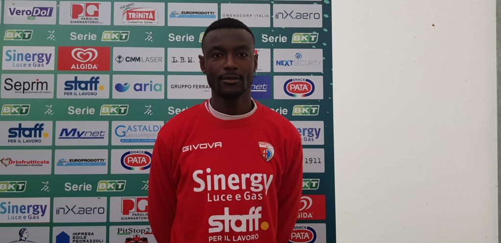L'attaccante biancorosso Mensah
