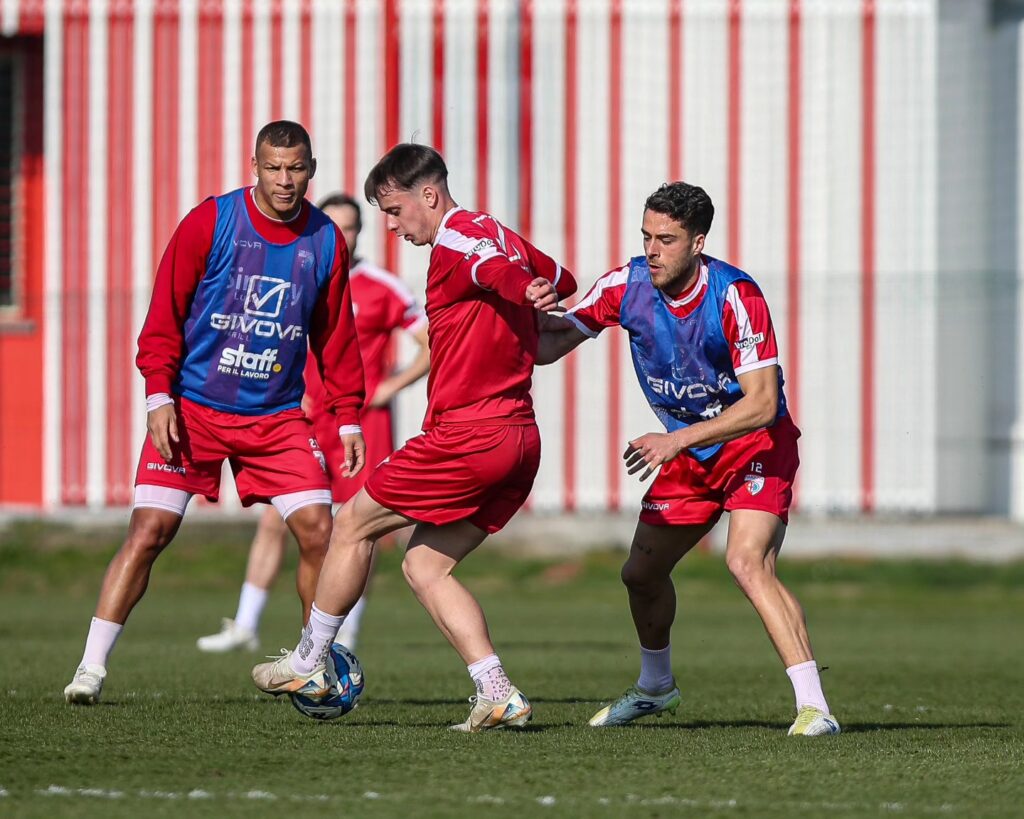 Bani (a sinistra) mentre marca stretto Bragantini in allenamento
