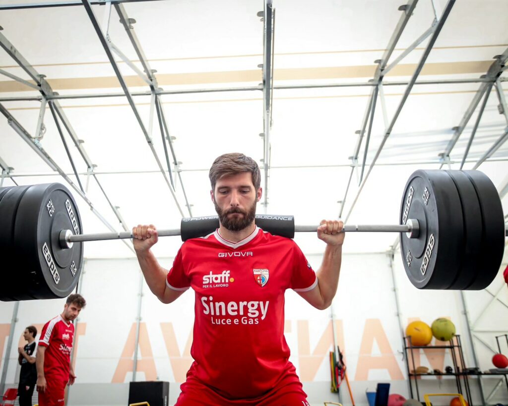 Bomber Mancuso concentrato durate l'allenamento in palestra