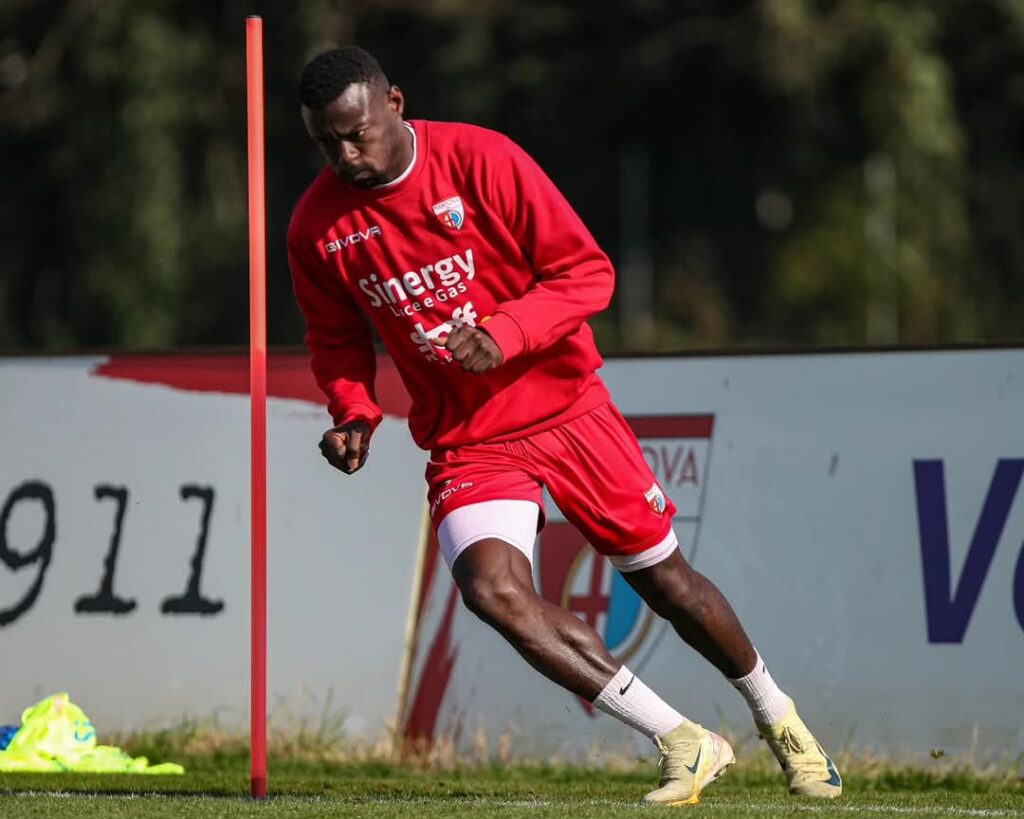 L'attaccante biancorosso Mensah mentre si allena
