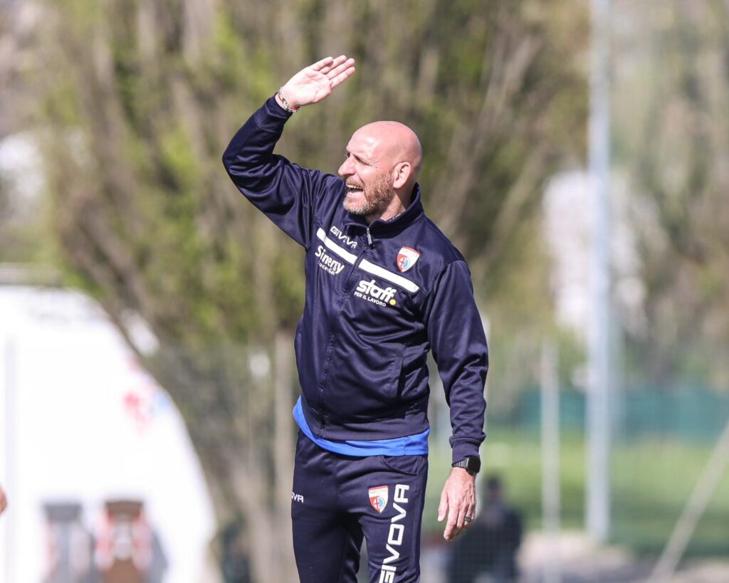 Mister Possanzini dà indicazioni ai suoi durante la seduta