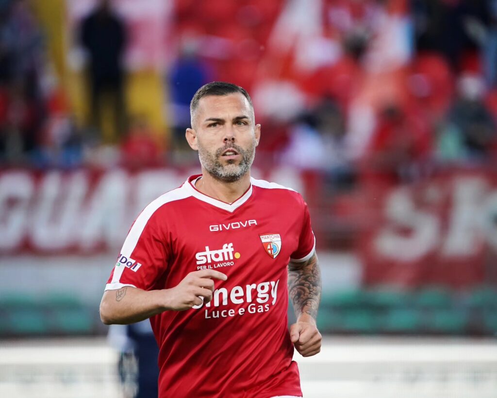 Il capitano biancorosso Salvatore Burrai