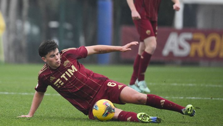 Il centrocampista della Primavera della Roma Alessandro Romano