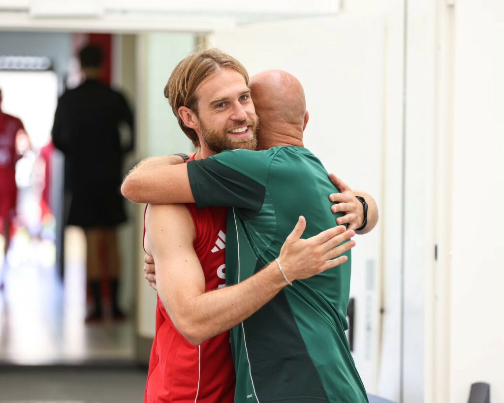 Solini sorridente mentre abbraccia mister Davide Possanzini