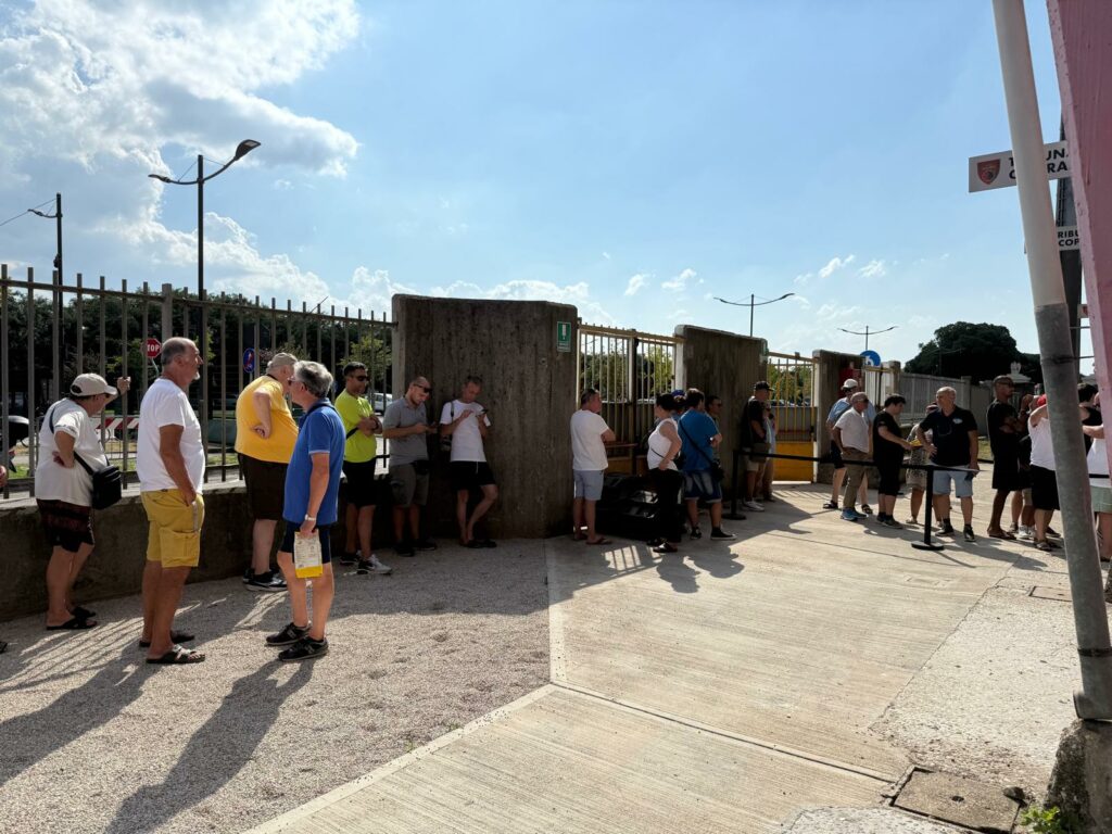 Lunga fila di tifosi per l'inizio della campagna abbonamenti