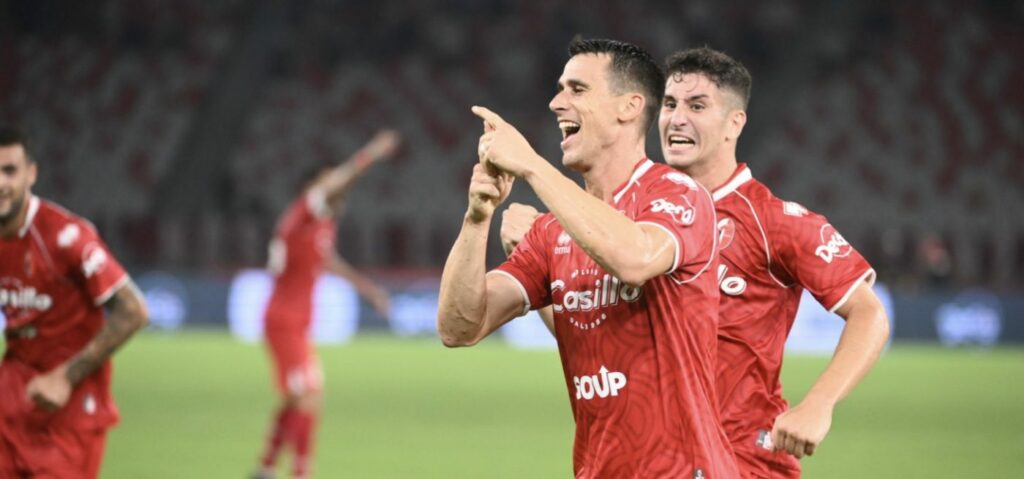 L'attaccante mantovano Kevin Lasagna con la maglia del Bari
