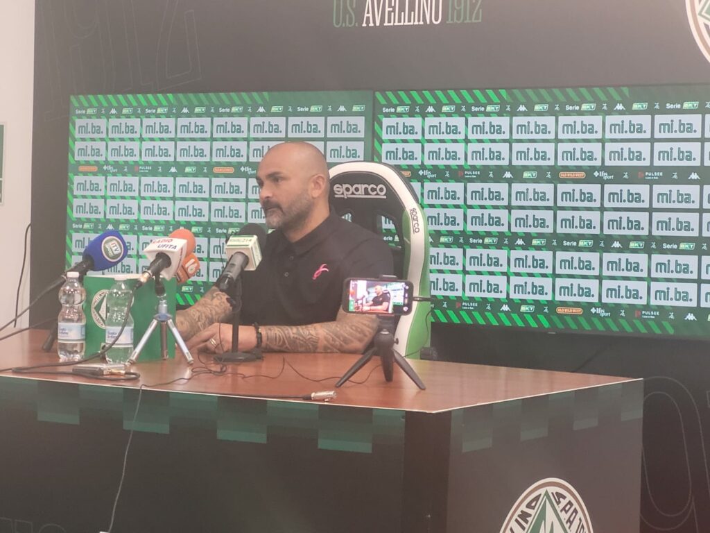 L'allenatore dell'Avellino Raffaele Biancolino