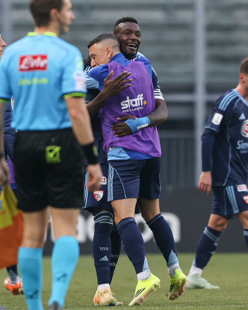 Mensah abbraccia Falletti dopo il gol