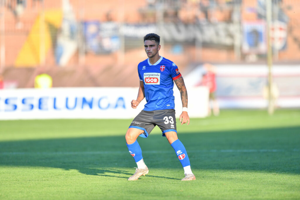 Gonçalves in azione con la maglia del Novara
