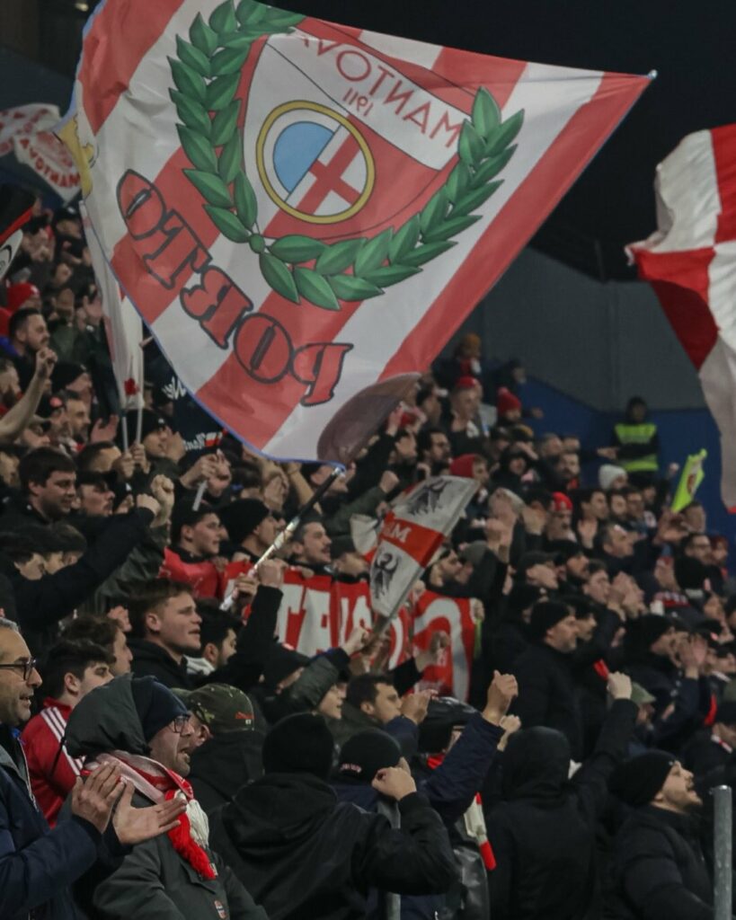 tifosi pronti ad esibire la speciale coreografia