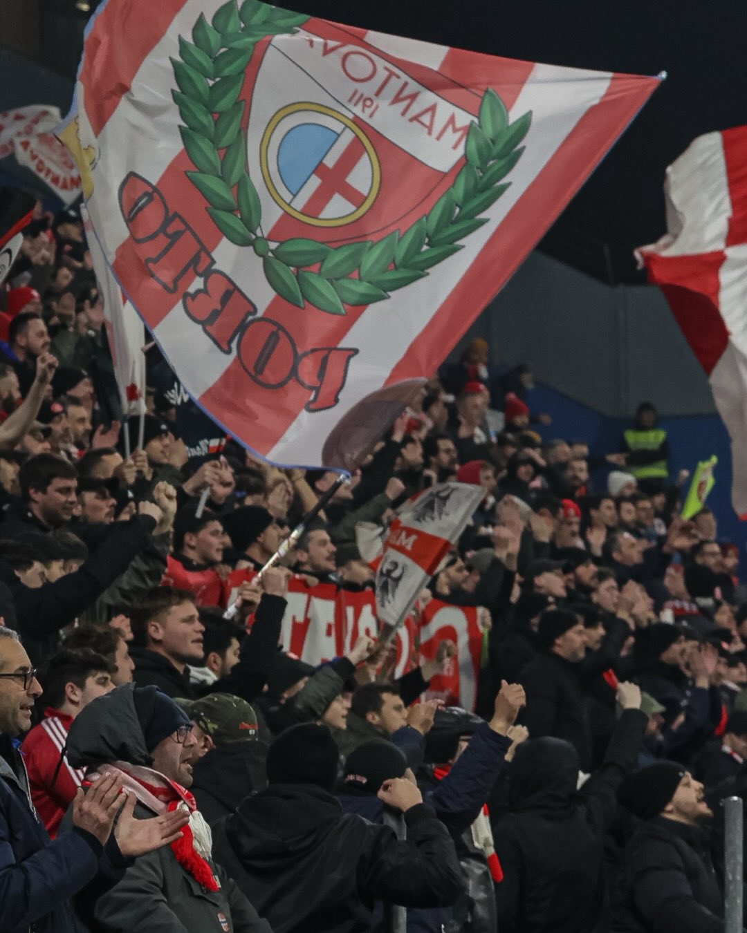 tifosi pronti ad esibire la speciale coreografia