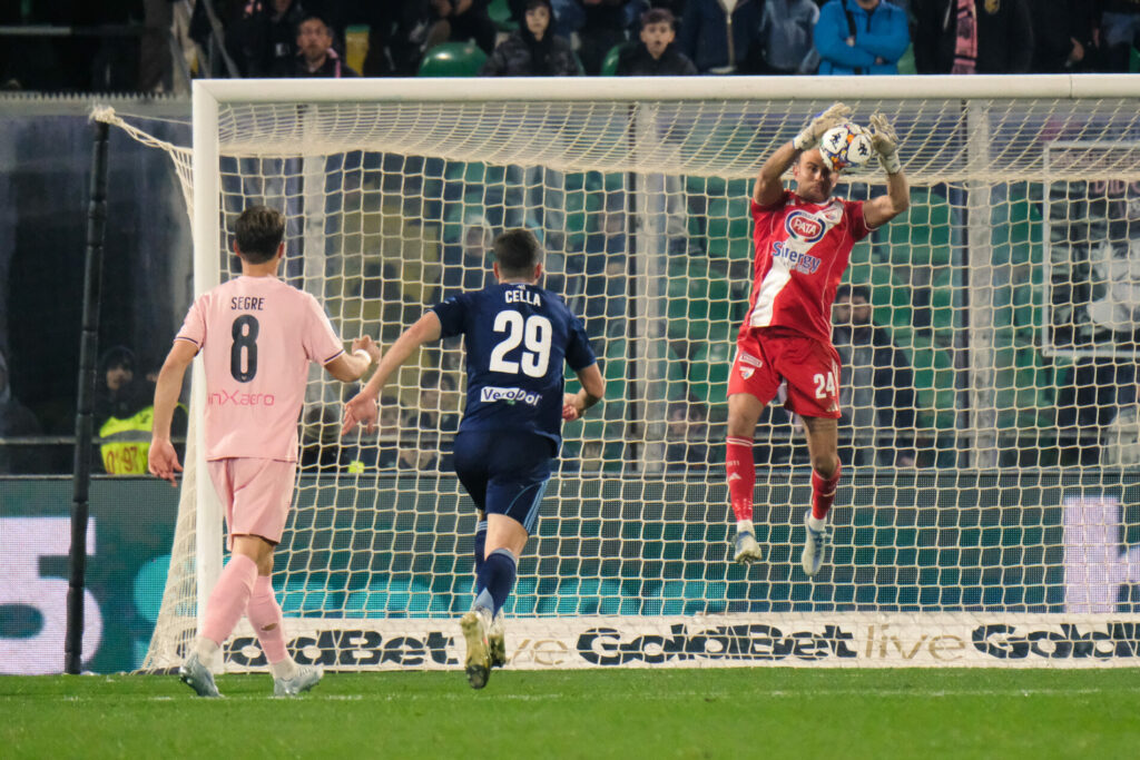 Il portiere del Mantova Bardi mentre afferra la palla in balzo contro la sua ex squadra, il Palermo