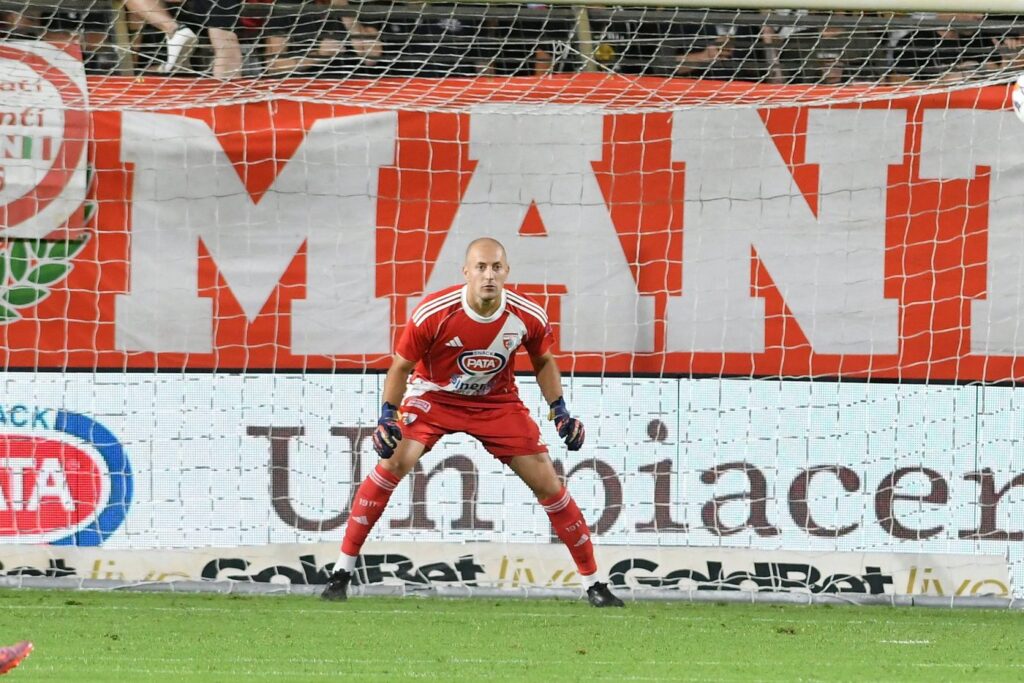 Lorenzo Andrenacci mentre difende i pali biancorossi (foto Voce di Mantova)