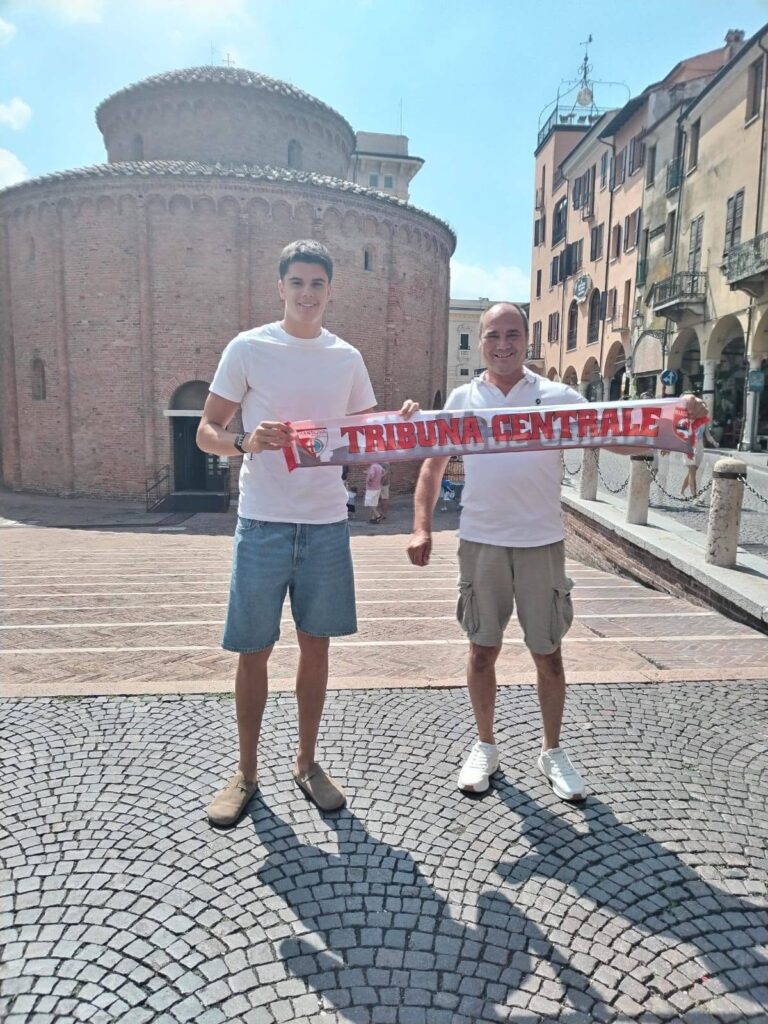 Il nuovo difensore dell'Acm Tomasevic assieme al presidente del Mn Club Marco Sguaitzer Tribuna Centrale Alessandro Martini