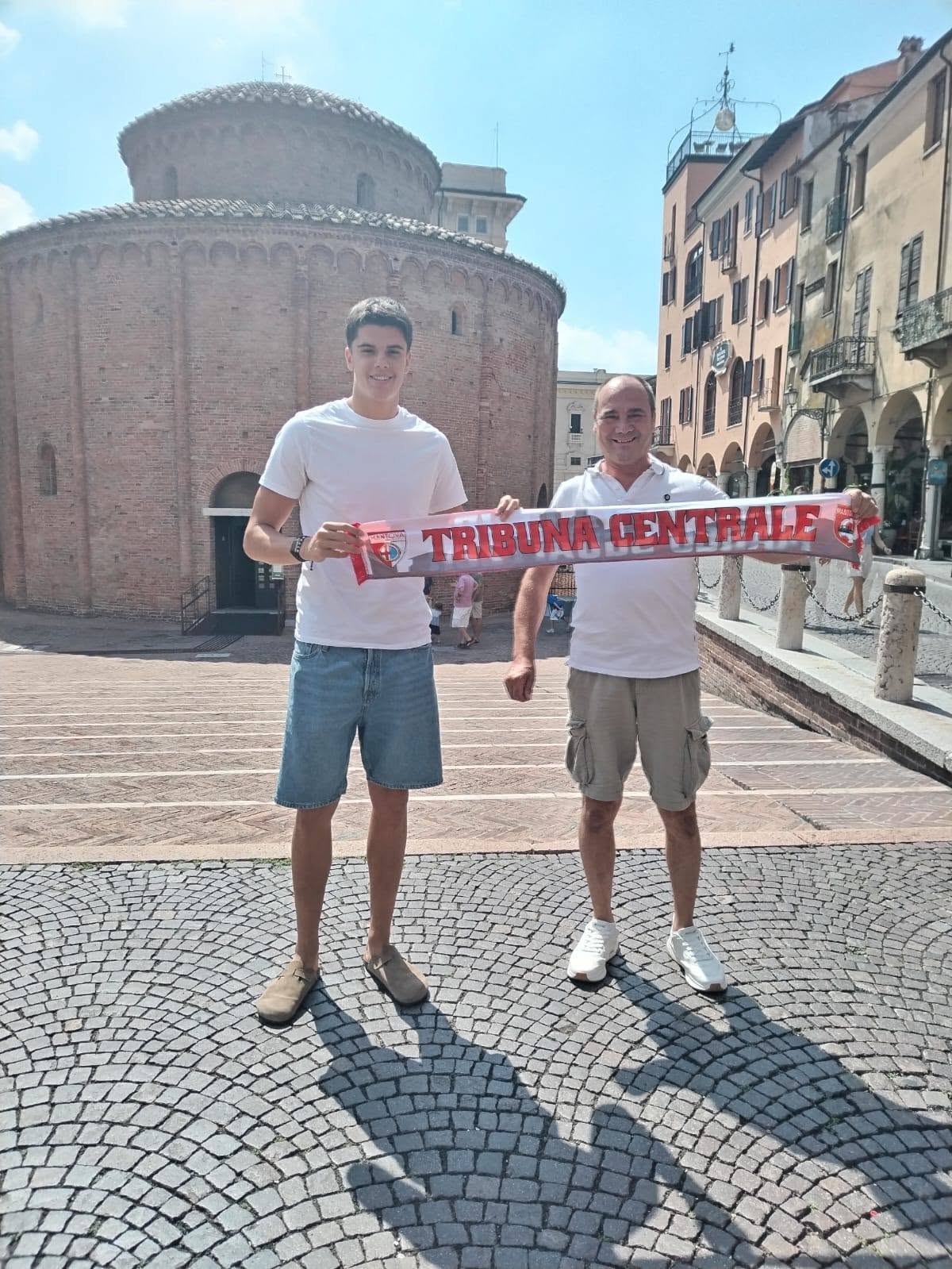 Il nuovo difensore dell'Acm Tomasevic assieme al presidente del Mn Club Marco Sguaitzer Tribuna Centrale Alessandro Martini