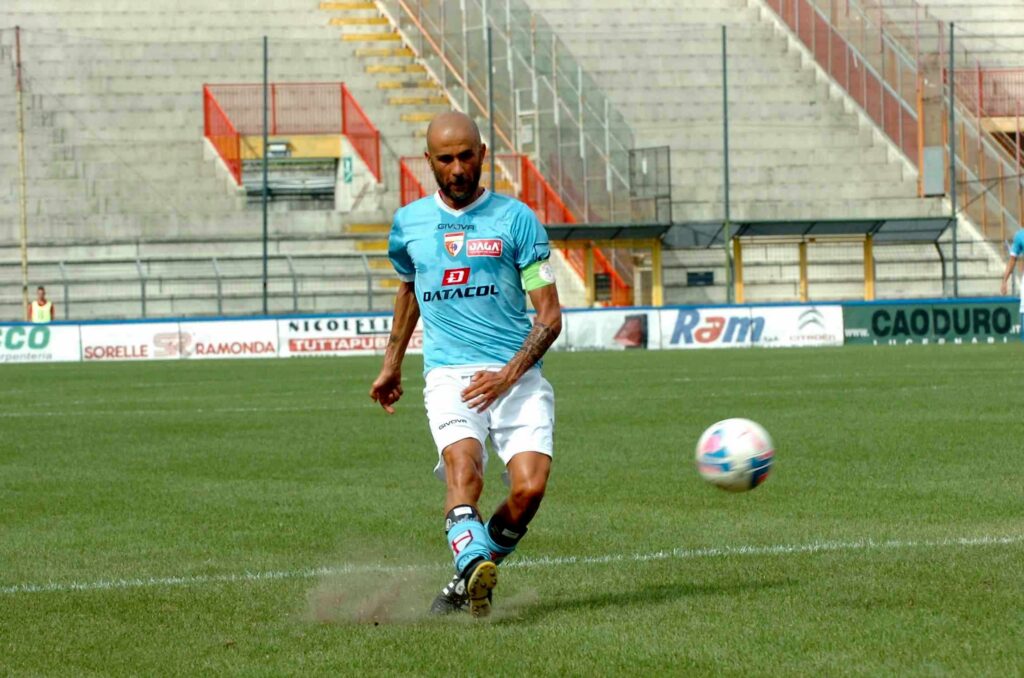 L'ex centrocampista e capitano del Mantova Manuel Spinale in azione con la maglia biancorossa (foto La Voce di Mantova)
