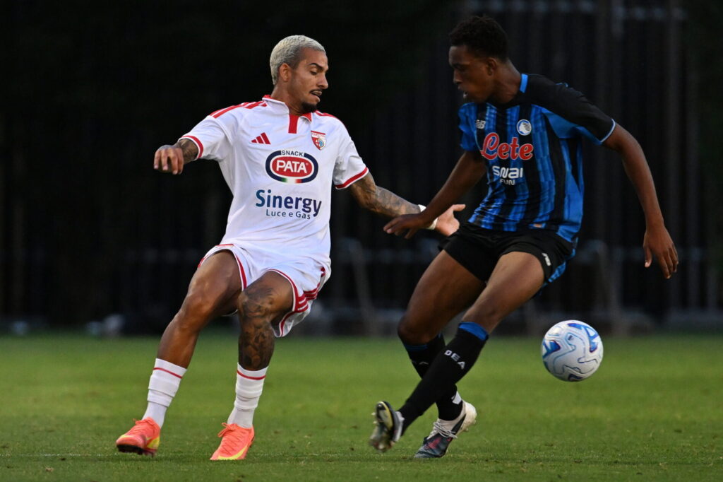 Jonathan Silva in azione con la maglia del Mantova contro l'Atalanta