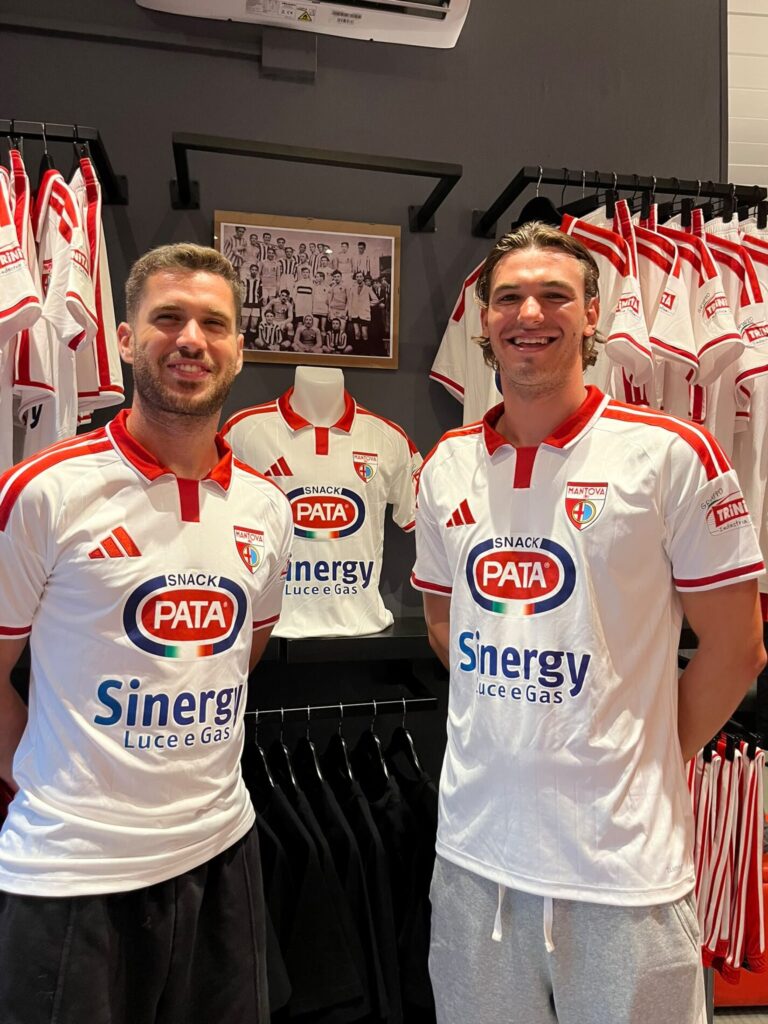 Cella e Vesentini al Mn Point per la presentazione della nuova maglia casalinga (foto Mantova 1911)