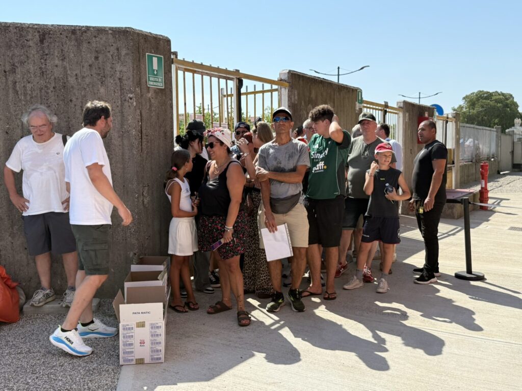 I tifosi in coda in attesa di sottoscrivere l'abbonamento al Mantova
