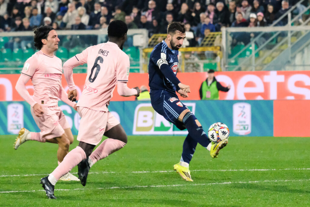 Trimboli inseguito da due giocatori del Palermo