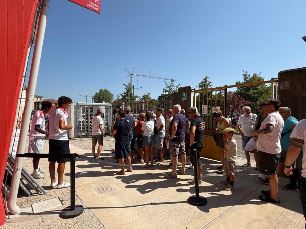 Benaïssa e Cajazzo a "fare da ciceroni" al Mn Point durante la vendita libera