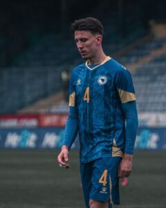 Il difensore del Mantova Eman Kospo in azione con la maglia della Bosnia-Erzegovina (foto Mantova 1911)