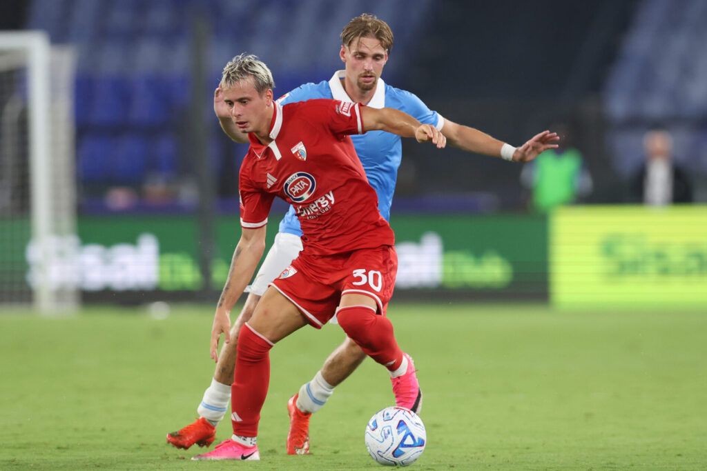 L'attaccante Davide Bragantini in azione con la maglia del Mantova