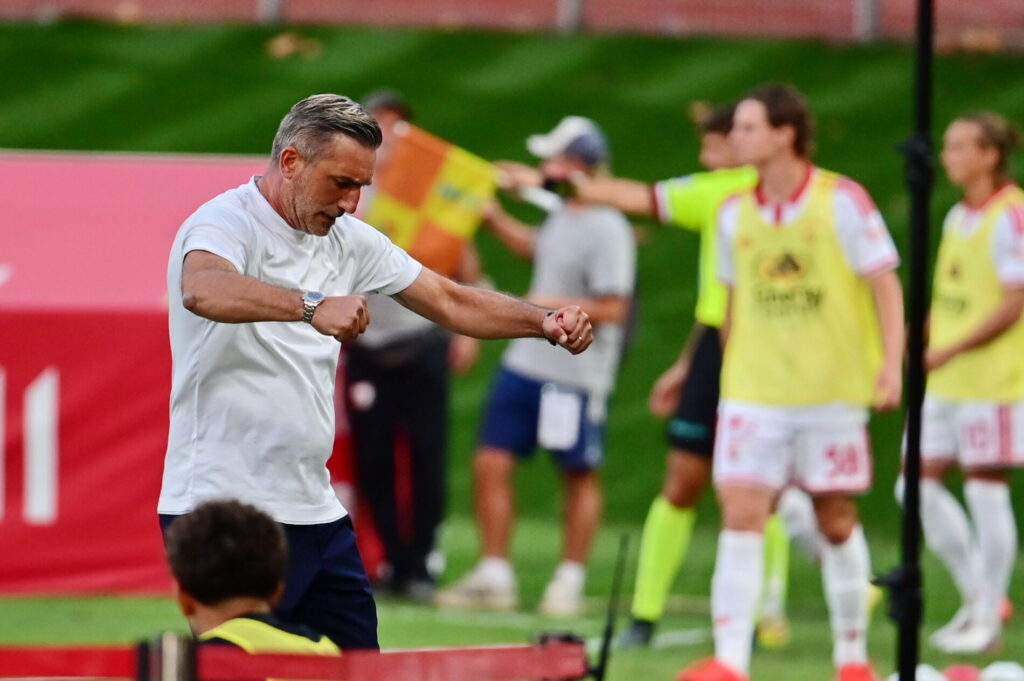 Francesco Modesto, allenatore del Mantova, esulta dopo un gol