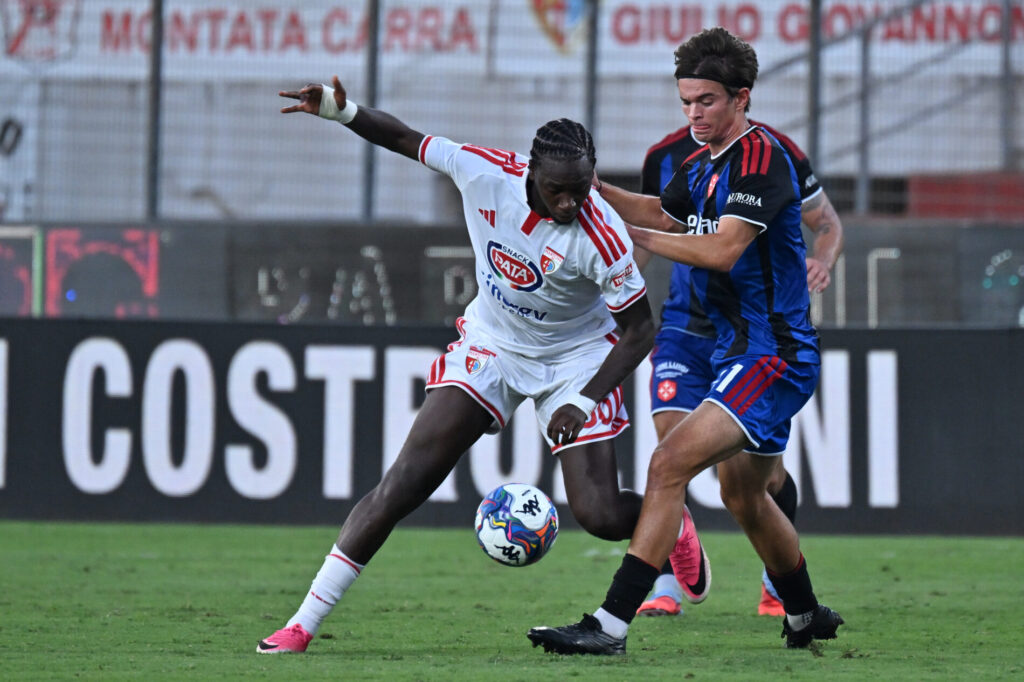 Il centrocampista del Mantova Rachid Kouda, impegnato venerdì con il Burkina Faso, difende palla