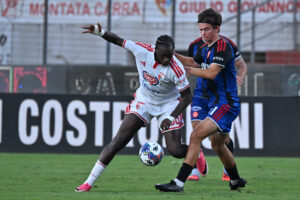 Il centrocampista del Mantova Rachid Kouda, impegnato venerdì con il Burkina Faso, difende palla