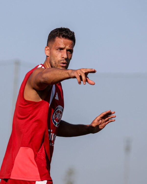 Meroni dà indicazioni ai compagni in allenamento (foto Mantova 1911)